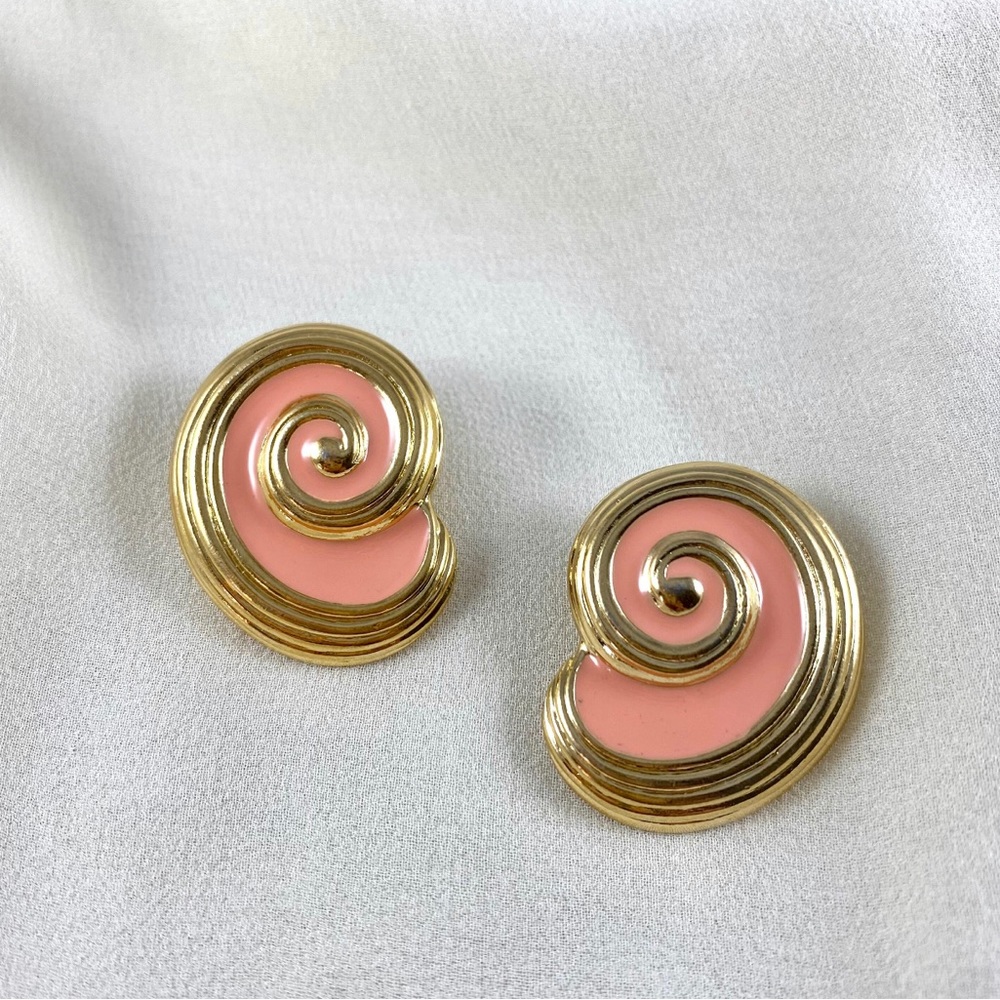 Large vintage shell earrings in gold tone and salmon.Near mint vintage condition